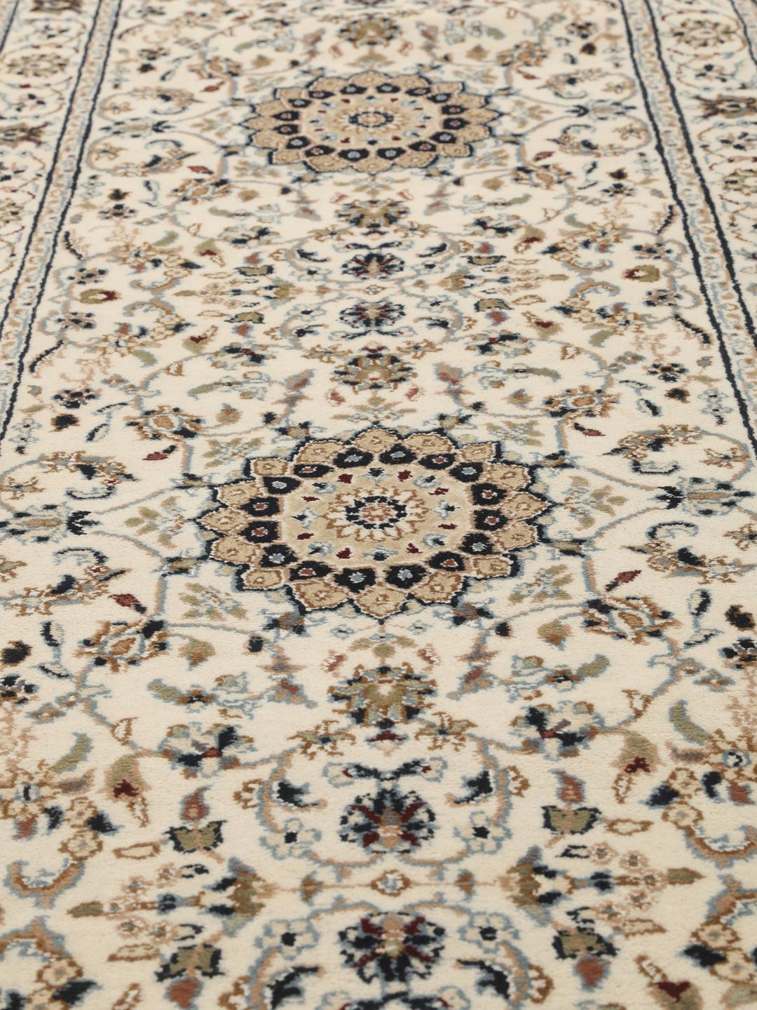 Met de hand geknoopte beige Nain loper uit India met bloemmotieven