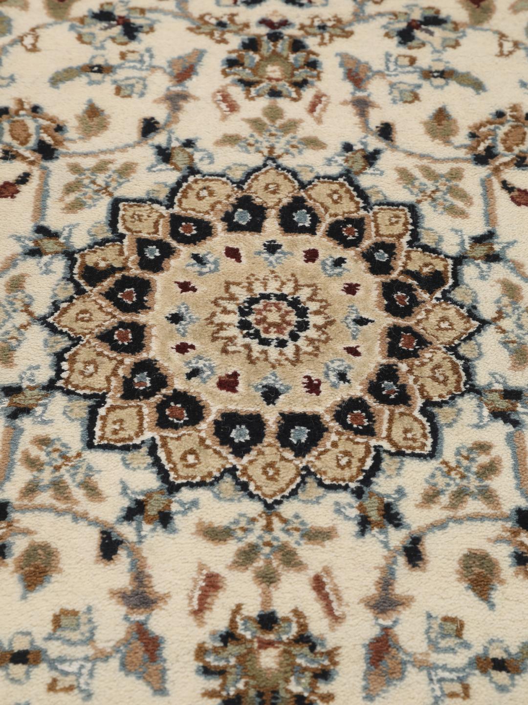 Met de hand geknoopte beige Nain loper uit India met bloemmotieven
