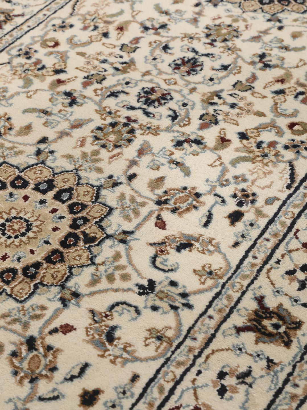 Met de hand geknoopte beige Nain loper uit India met bloemmotieven