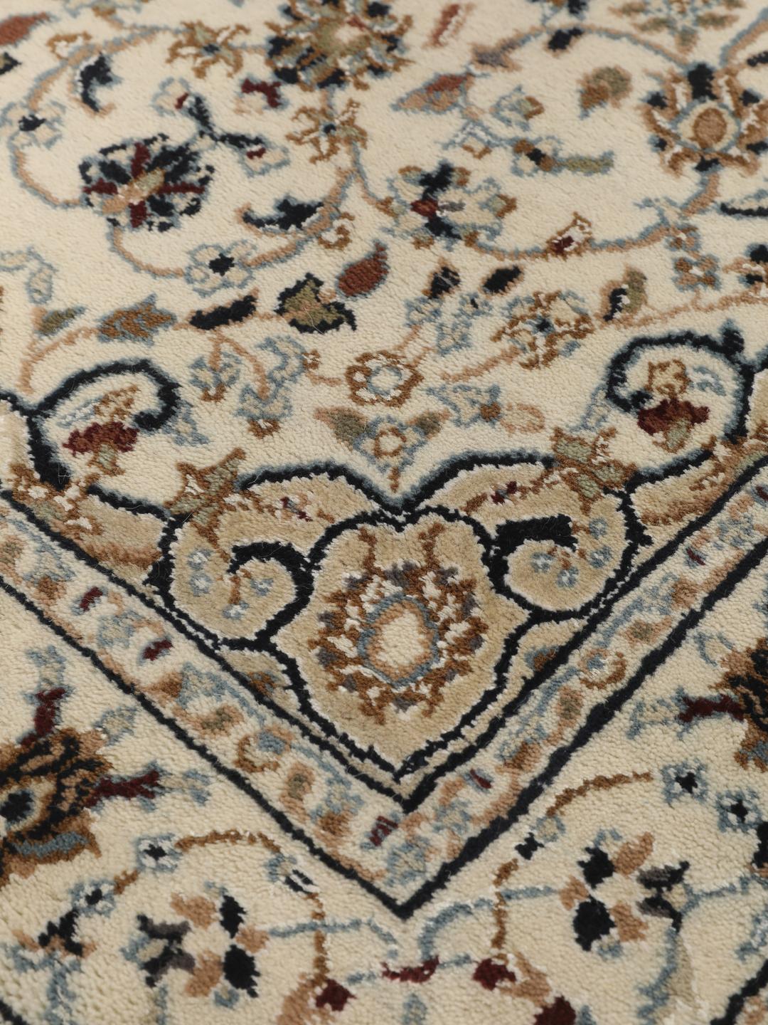 Met de hand geknoopte beige Nain loper uit India met bloemmotieven