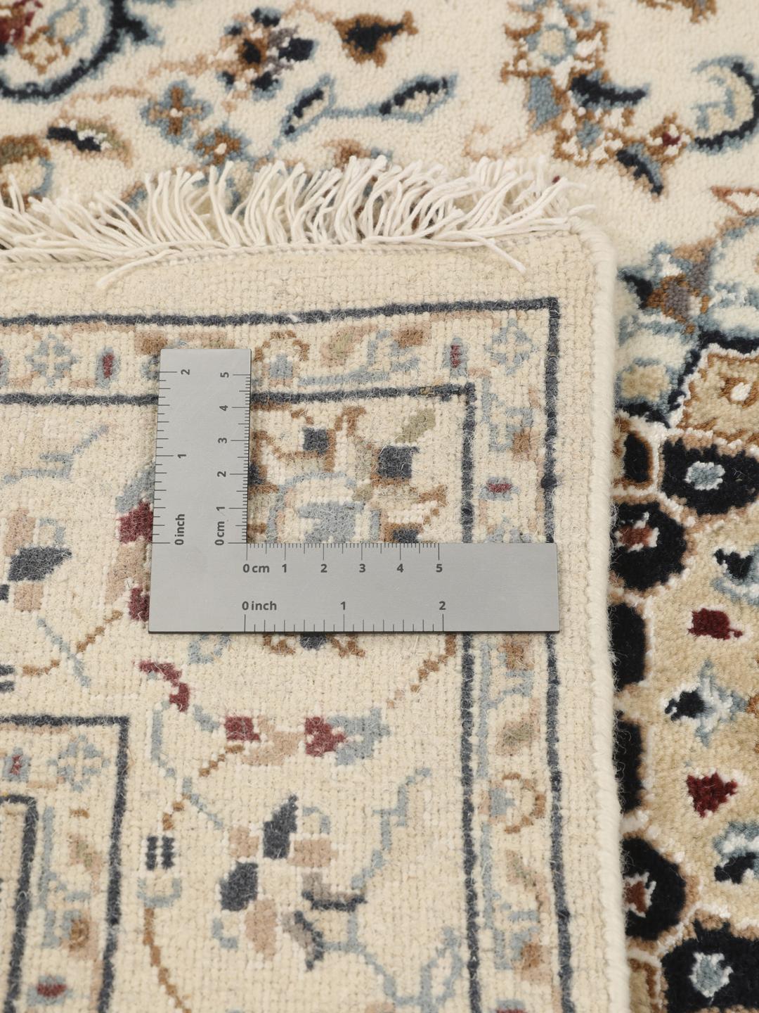 Met de hand geknoopte beige Nain loper uit India met bloemmotieven