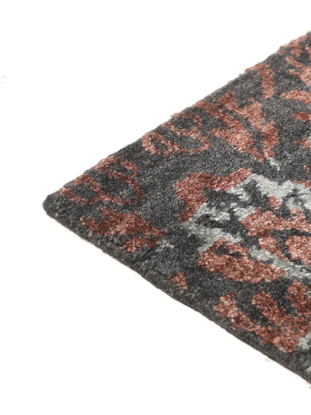 Modern handgeknoopt tapijt uit India met een donkerrood en donkergrijs patroon