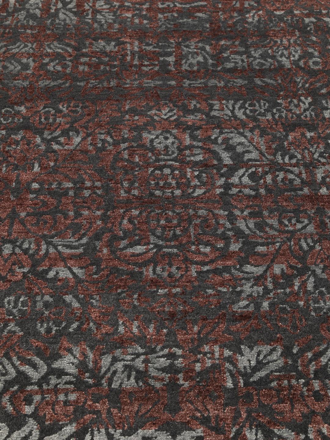 Modern handgeknoopt tapijt uit India met een donkerrood en donkergrijs patroon