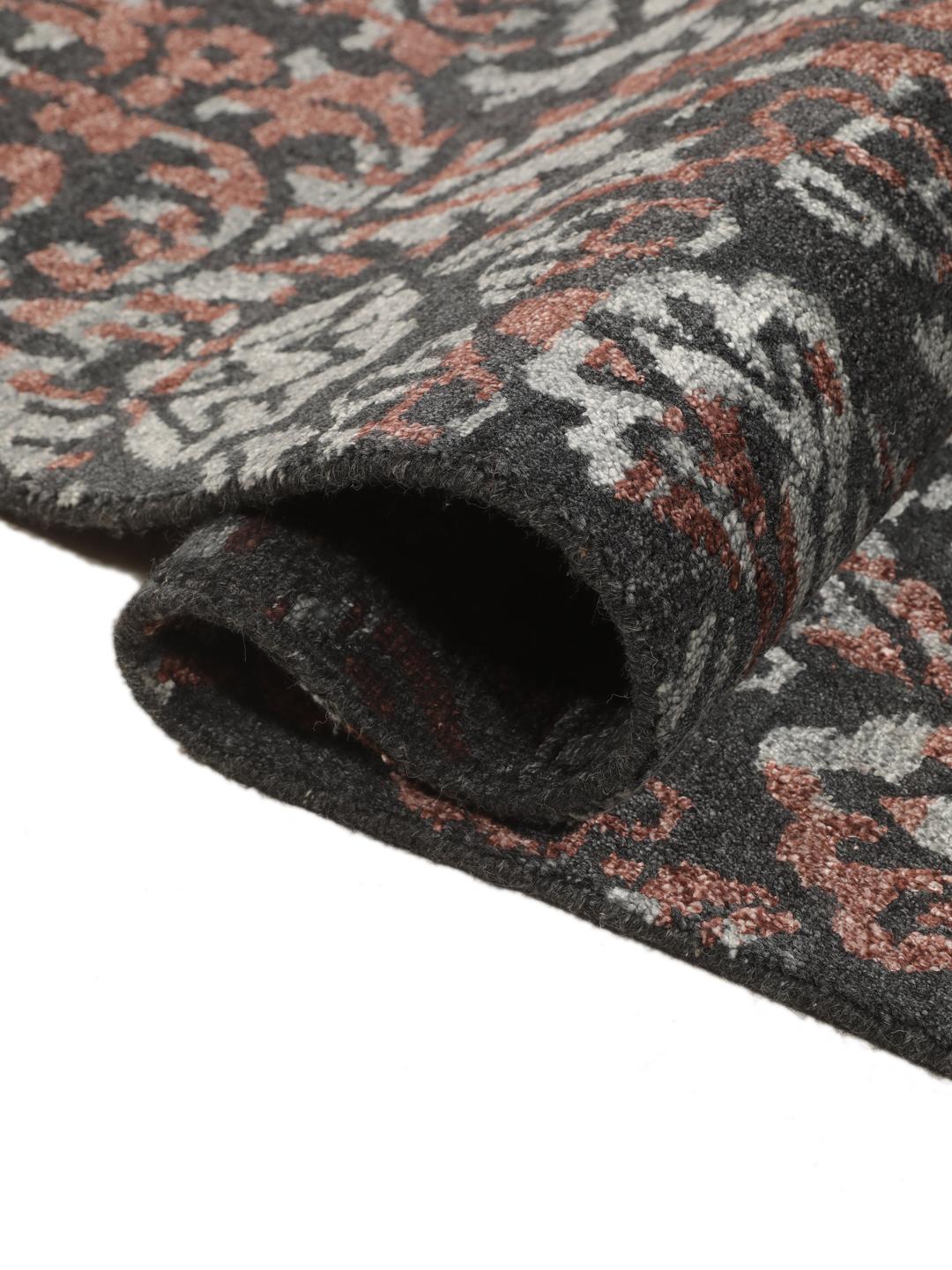 Modern handgeknoopt tapijt uit India met een donkerrood en donkergrijs patroon