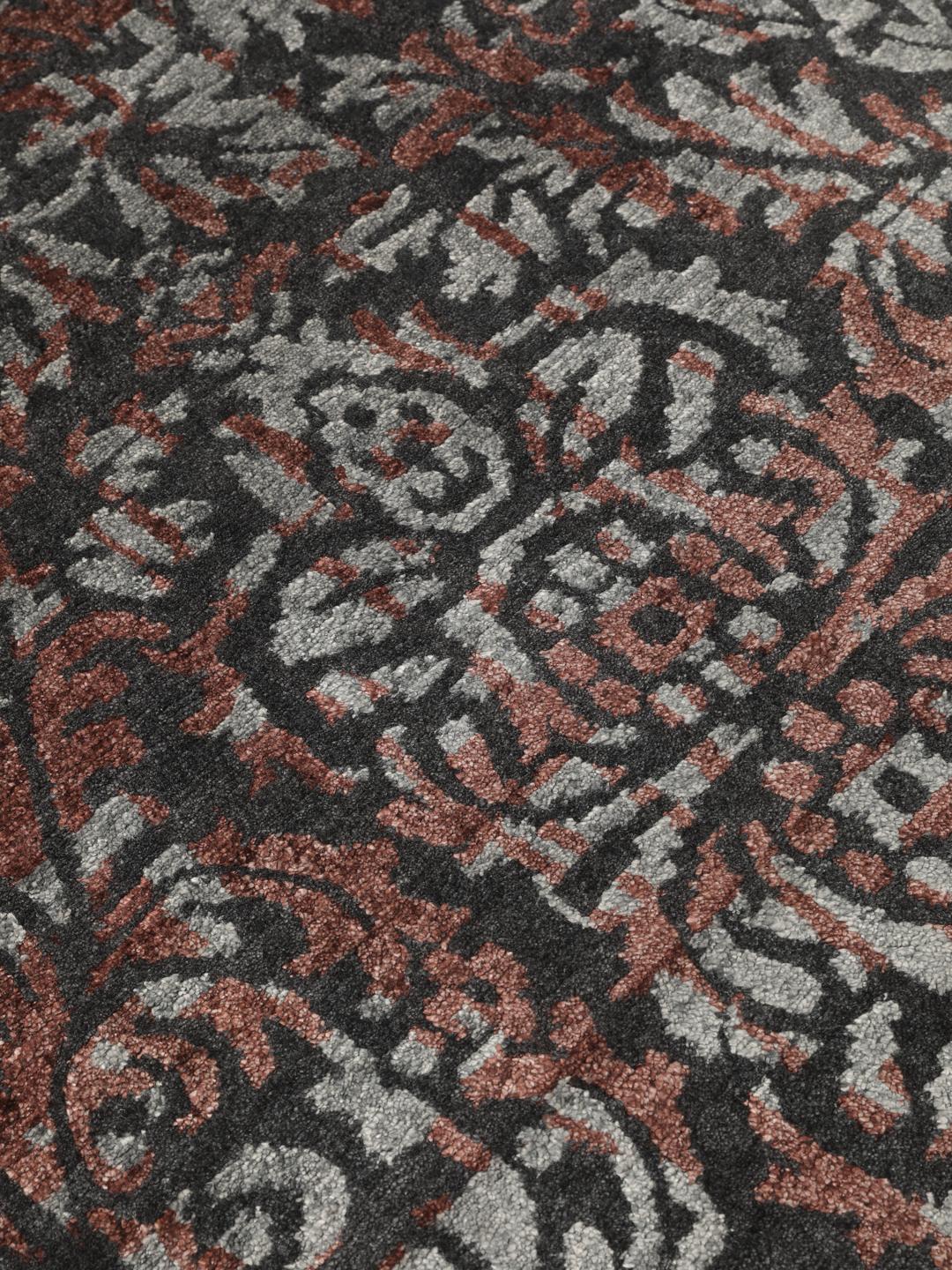 Modern handgeknoopt tapijt uit India met een donkerrood en donkergrijs patroon