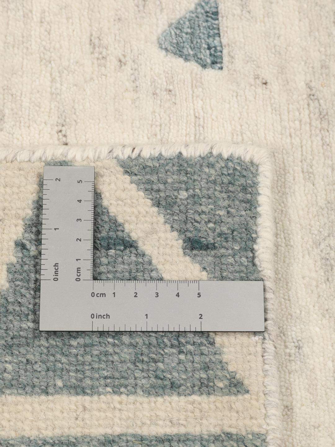 Håndknyttet indisk tæppe med geometrisk trekantsmønster og blå gradient