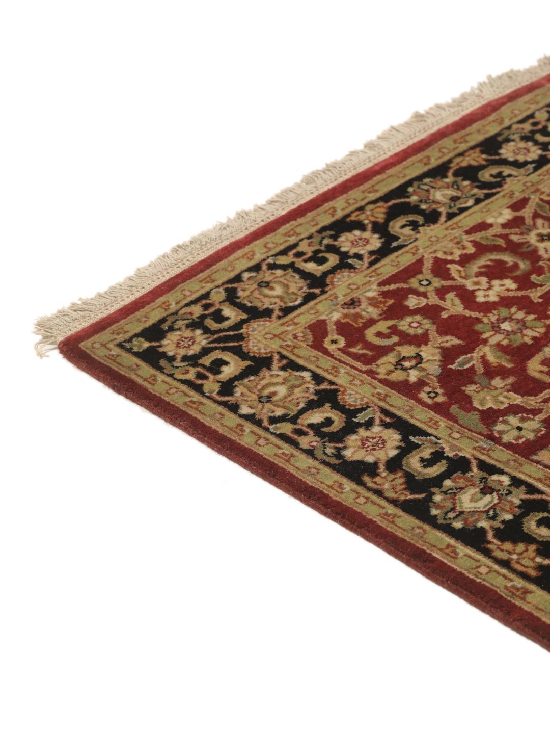 Chemin de table noué à la main Sarough American en rouge avec des motifs floraux