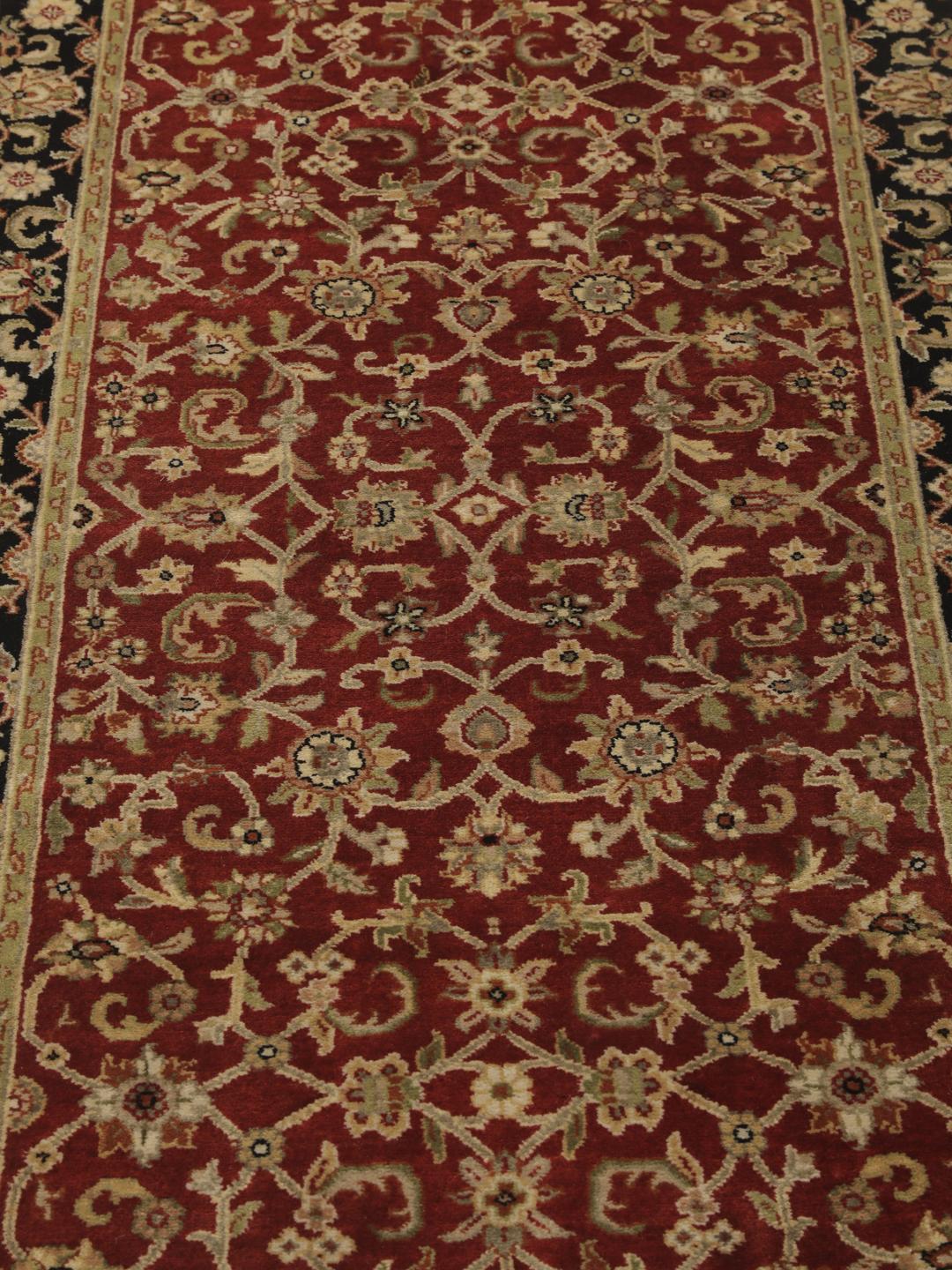 Chemin de table noué à la main Sarough American en rouge avec des motifs floraux