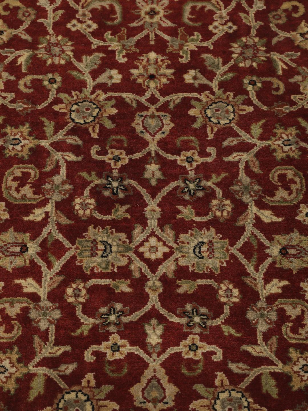 Chemin de table noué à la main Sarough American en rouge avec des motifs floraux