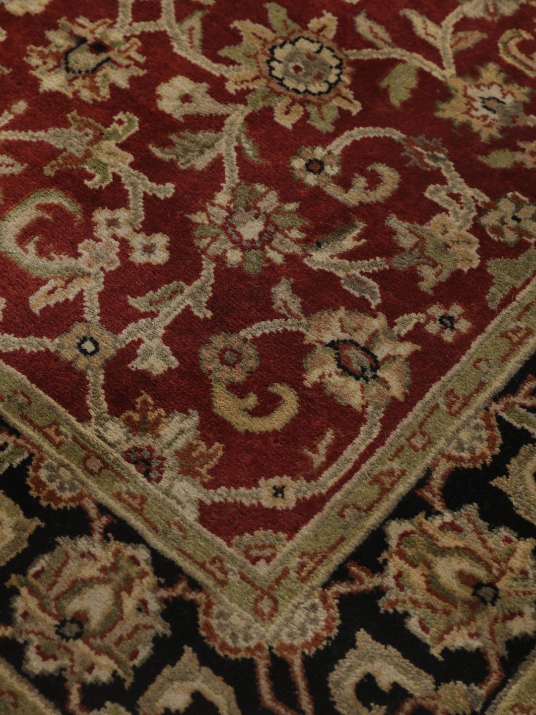 Chemin de table noué à la main Sarough American en rouge avec des motifs floraux