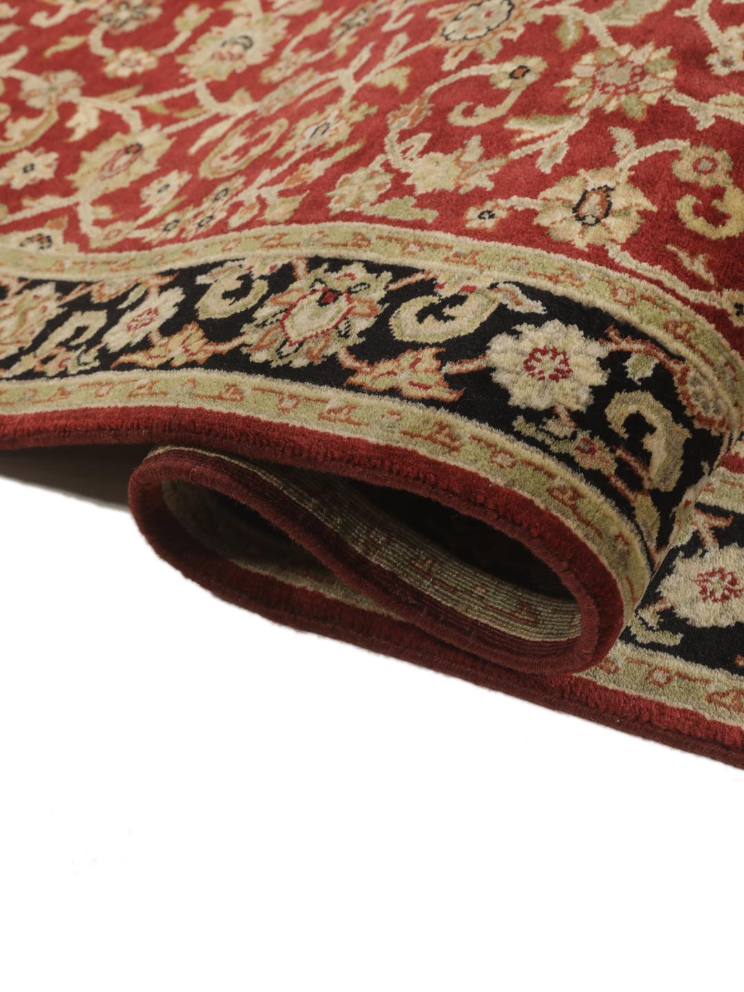 Chemin de table noué à la main Sarough American en rouge avec des motifs floraux