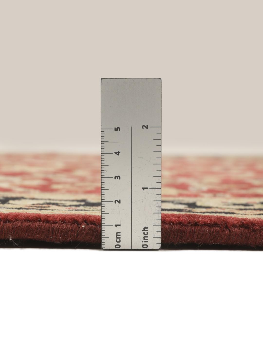 Chemin de table noué à la main Sarough American en rouge avec des motifs floraux