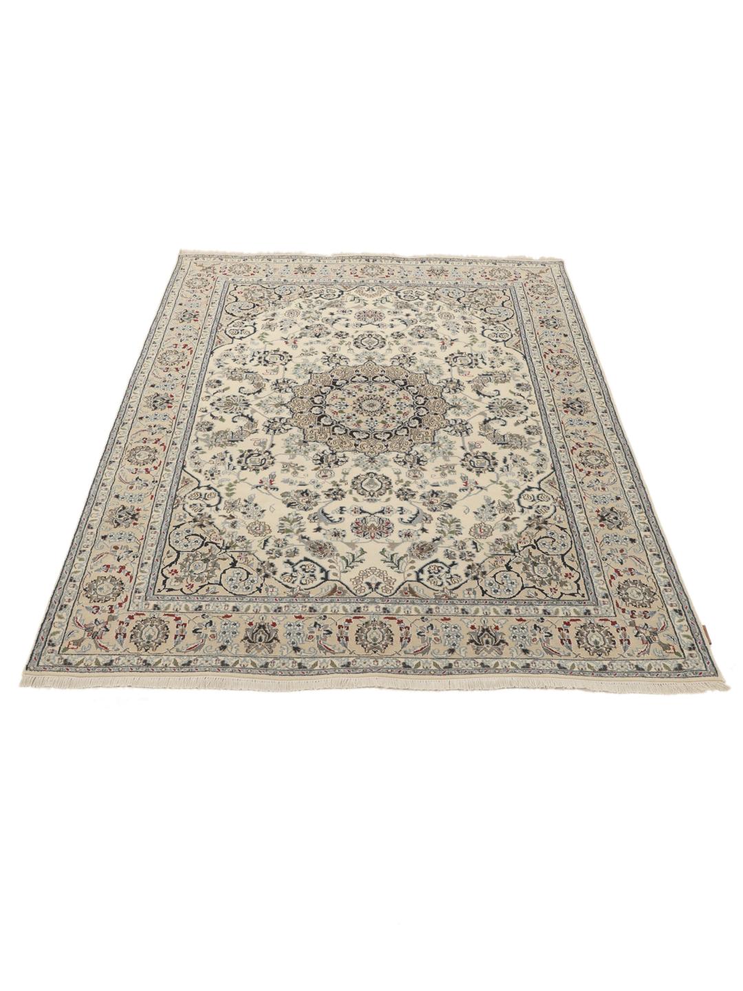 Un tapis Nain Indo noué à la main originaire d'Inde, présentant un motif floral beige complexe en médaillon.