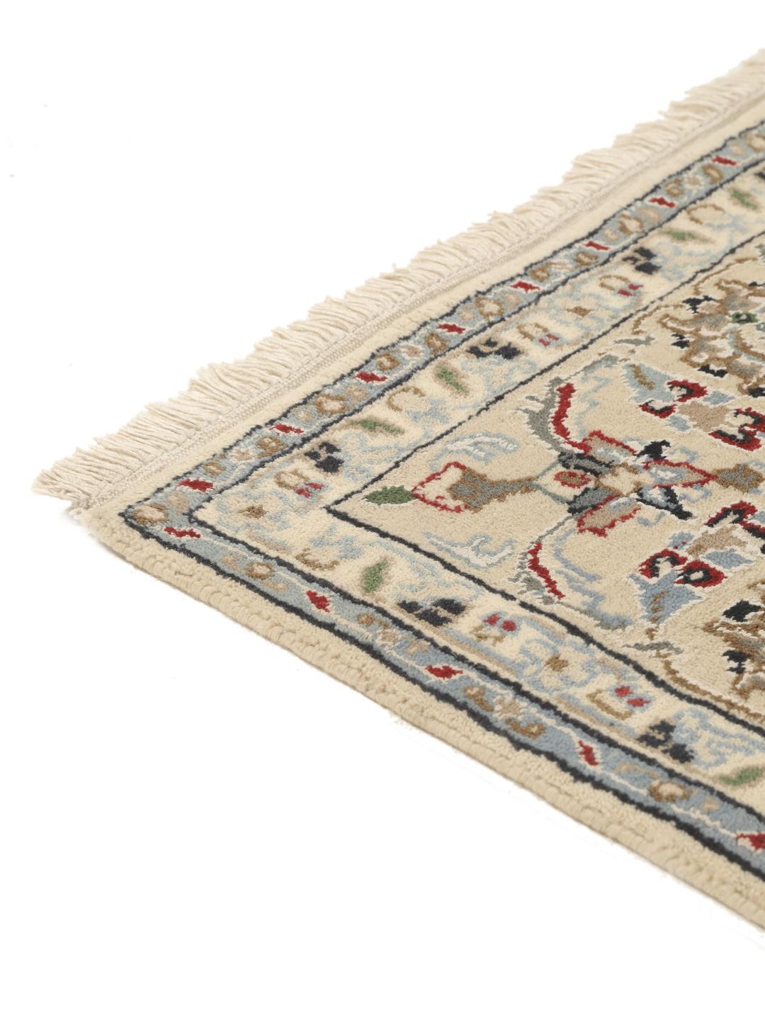 Un tapis Nain Indo noué à la main originaire d'Inde, présentant un motif floral beige complexe en médaillon.