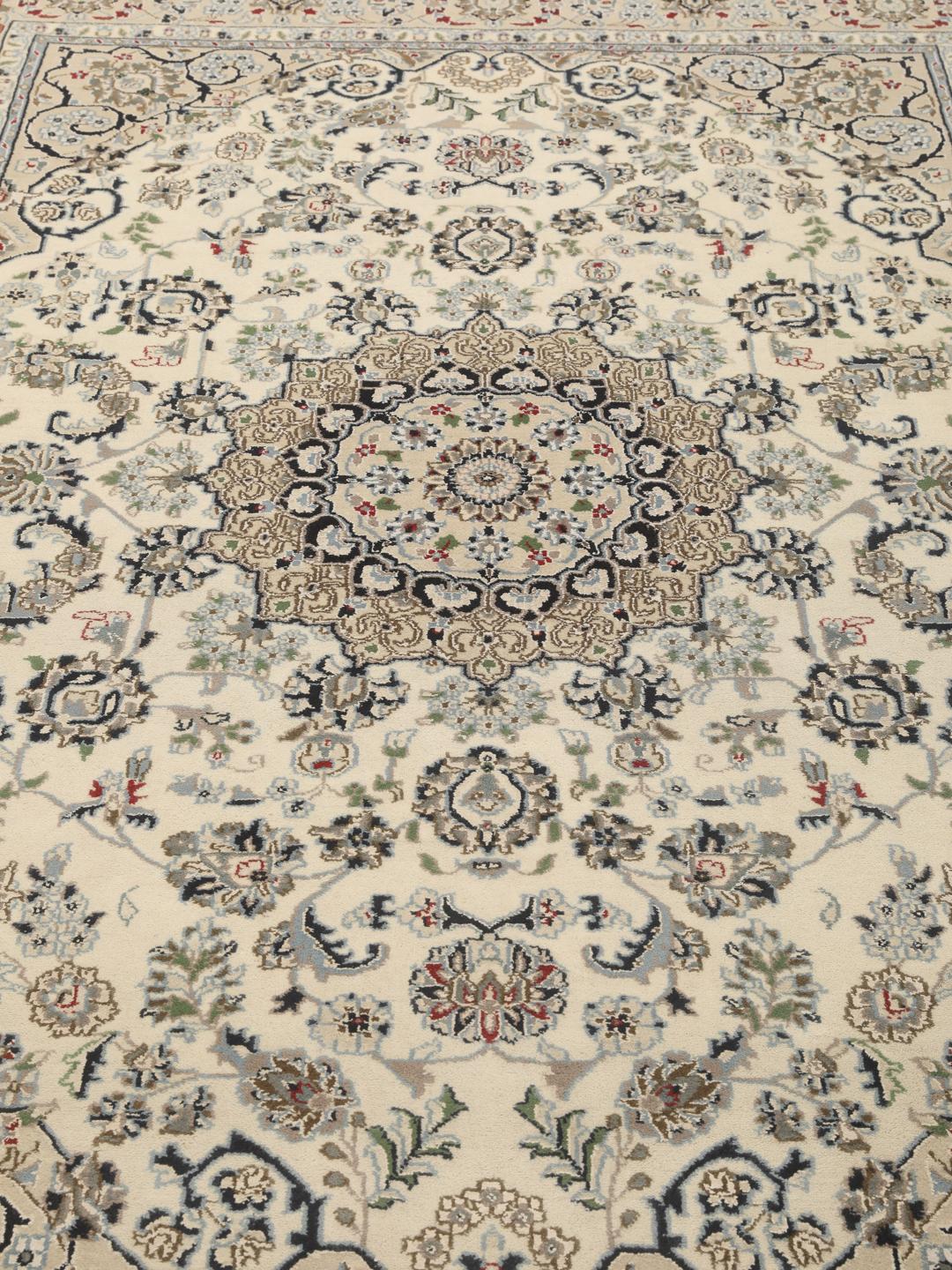 Un tapis Nain Indo noué à la main originaire d'Inde, présentant un motif floral beige complexe en médaillon.
