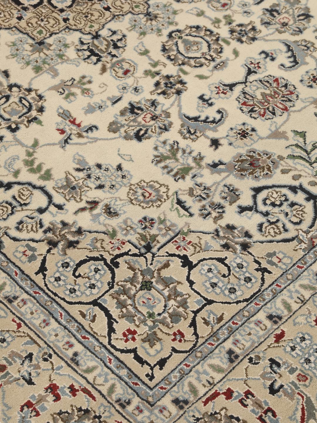 Un tapis Nain Indo noué à la main originaire d'Inde, présentant un motif floral beige complexe en médaillon.