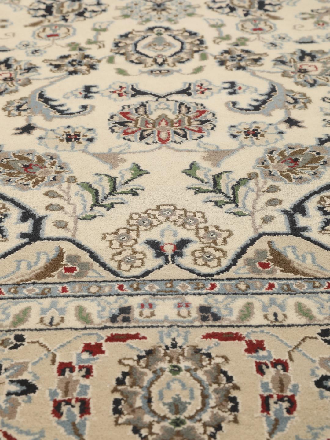 Un tapis Nain Indo noué à la main originaire d'Inde, présentant un motif floral beige complexe en médaillon.
