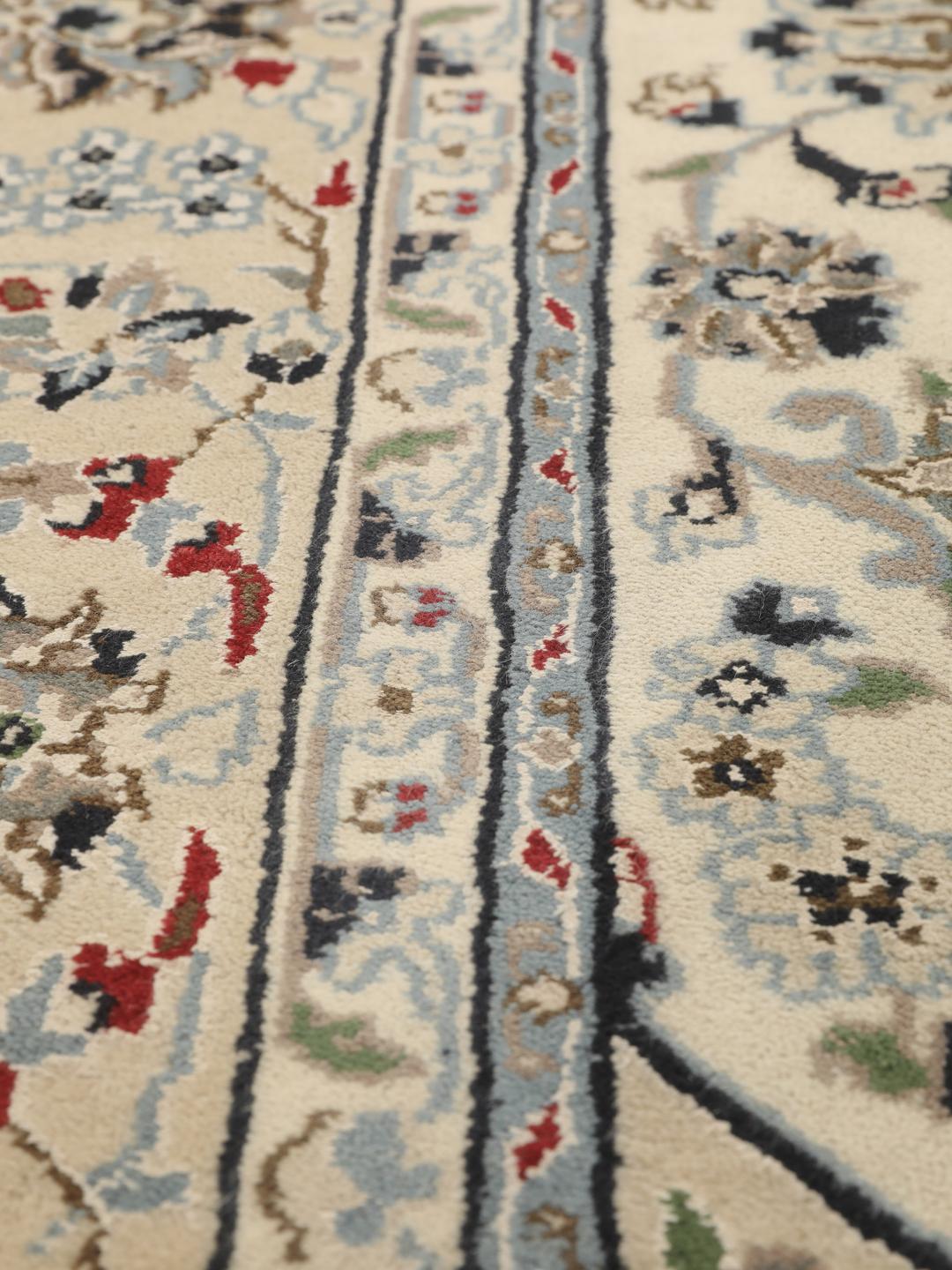 Un tapis Nain Indo noué à la main originaire d'Inde, présentant un motif floral beige complexe en médaillon.