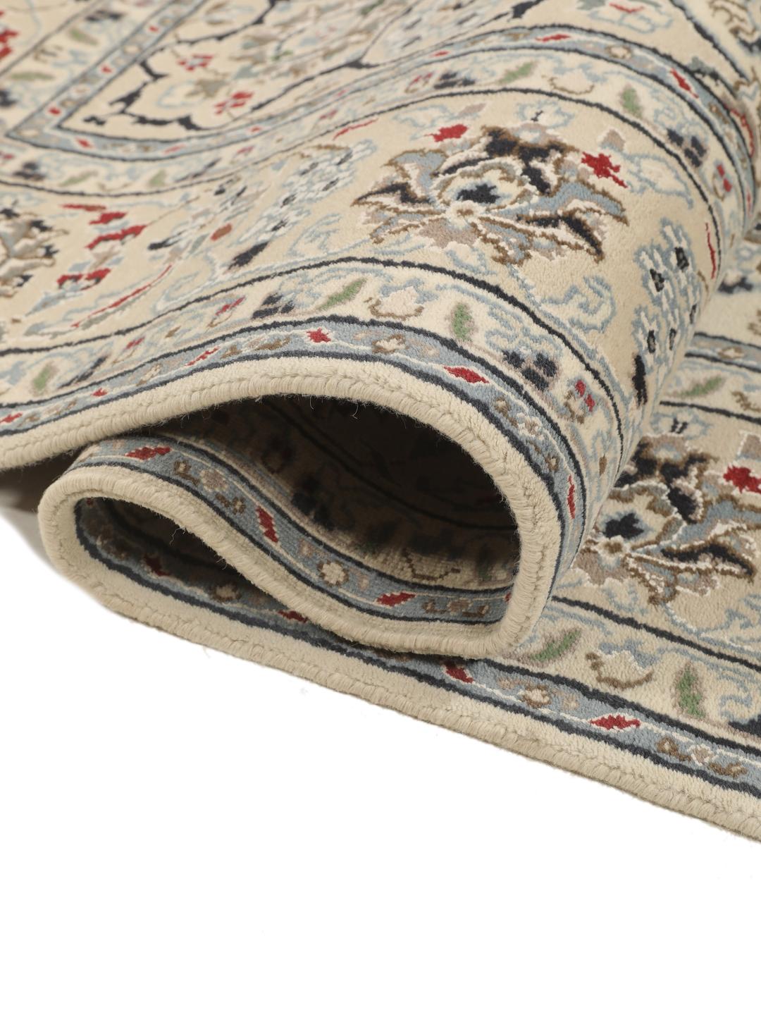 Un tapis Nain Indo noué à la main originaire d'Inde, présentant un motif floral beige complexe en médaillon.