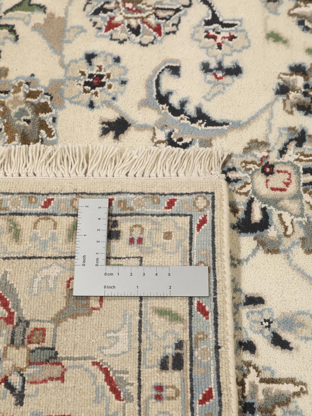 Un tapis Nain Indo noué à la main originaire d'Inde, présentant un motif floral beige complexe en médaillon.