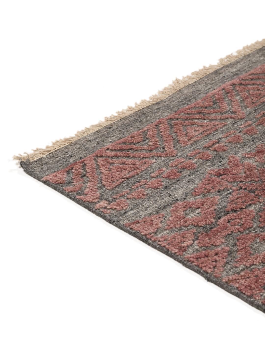 Een modern handgeknoopt Indiaas tapijt met een meerkleurig ontwerp in blauwgroene en aardse tinten.