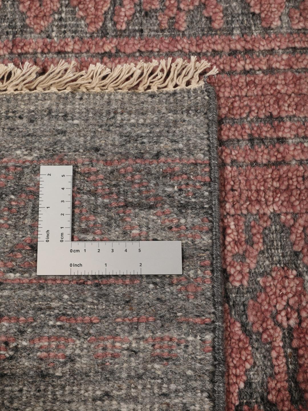 Een modern handgeknoopt Indiaas tapijt met een meerkleurig ontwerp in blauwgroene en aardse tinten.