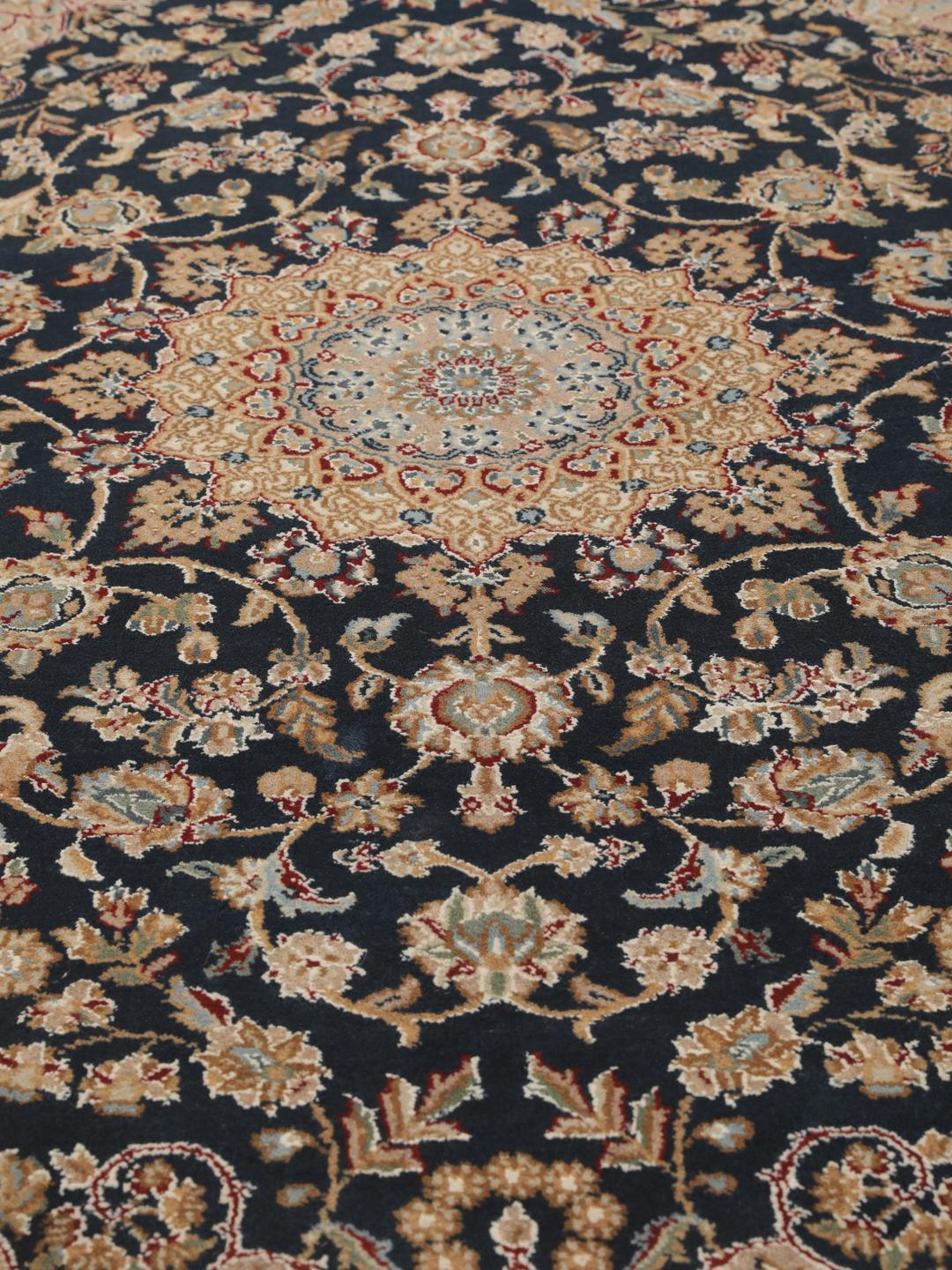Tapis Nain Indo noué à la main provenant d'Inde avec un médaillon floral bleu central