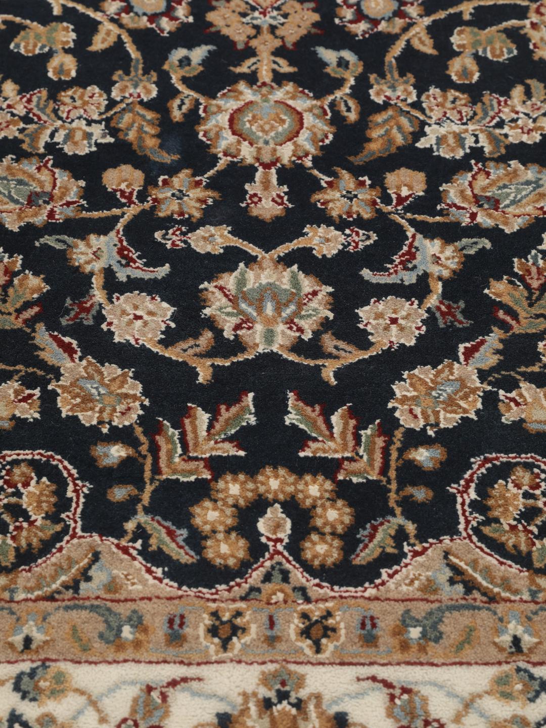 Tapis Nain Indo noué à la main provenant d'Inde avec un médaillon floral bleu central