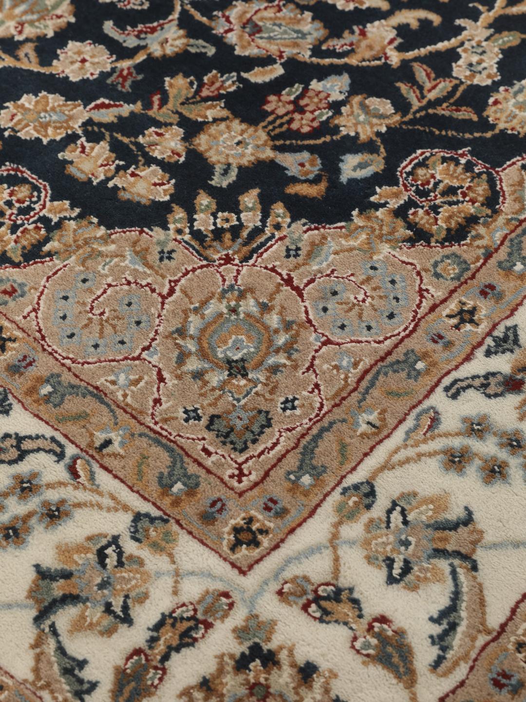 Tapis Nain Indo noué à la main provenant d'Inde avec un médaillon floral bleu central
