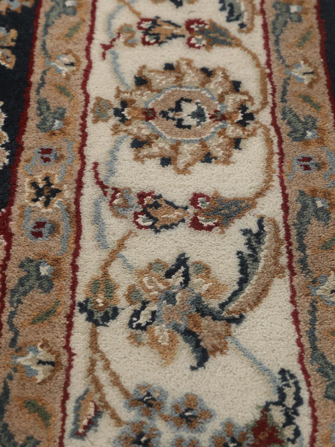Tapis Nain Indo noué à la main provenant d'Inde avec un médaillon floral bleu central