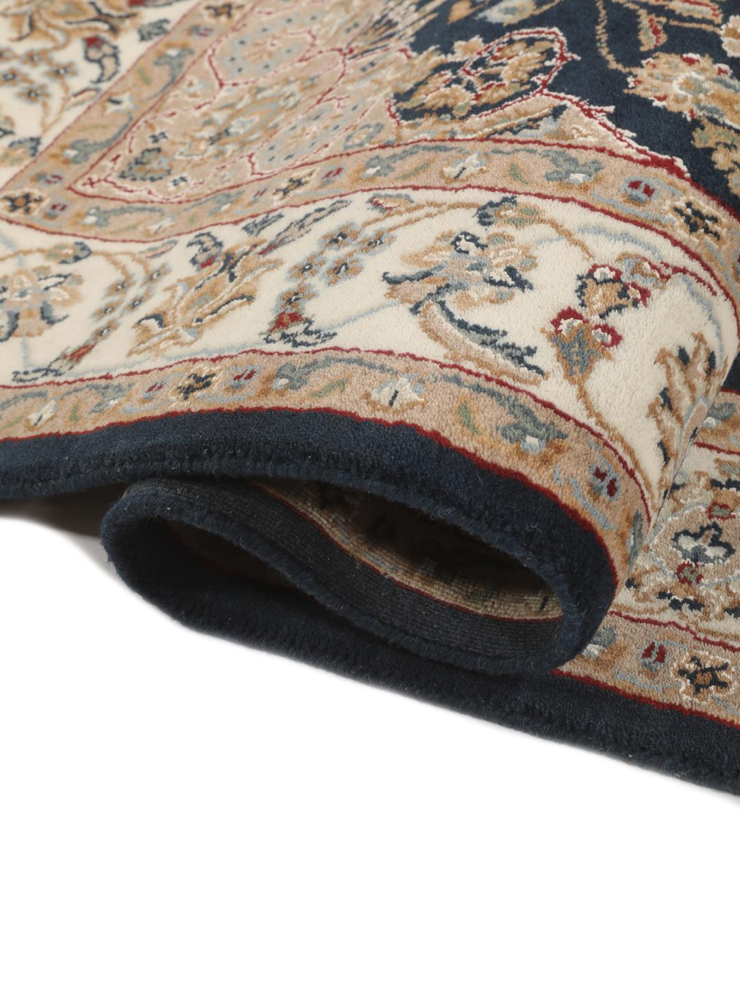 Tapis Nain Indo noué à la main provenant d'Inde avec un médaillon floral bleu central