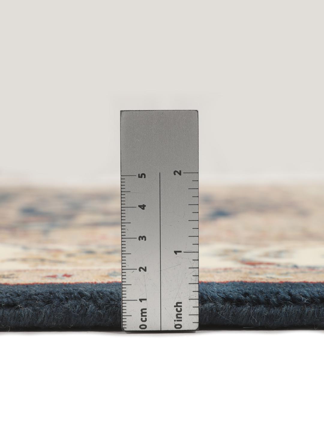 Tapis Nain Indo noué à la main provenant d'Inde avec un médaillon floral bleu central