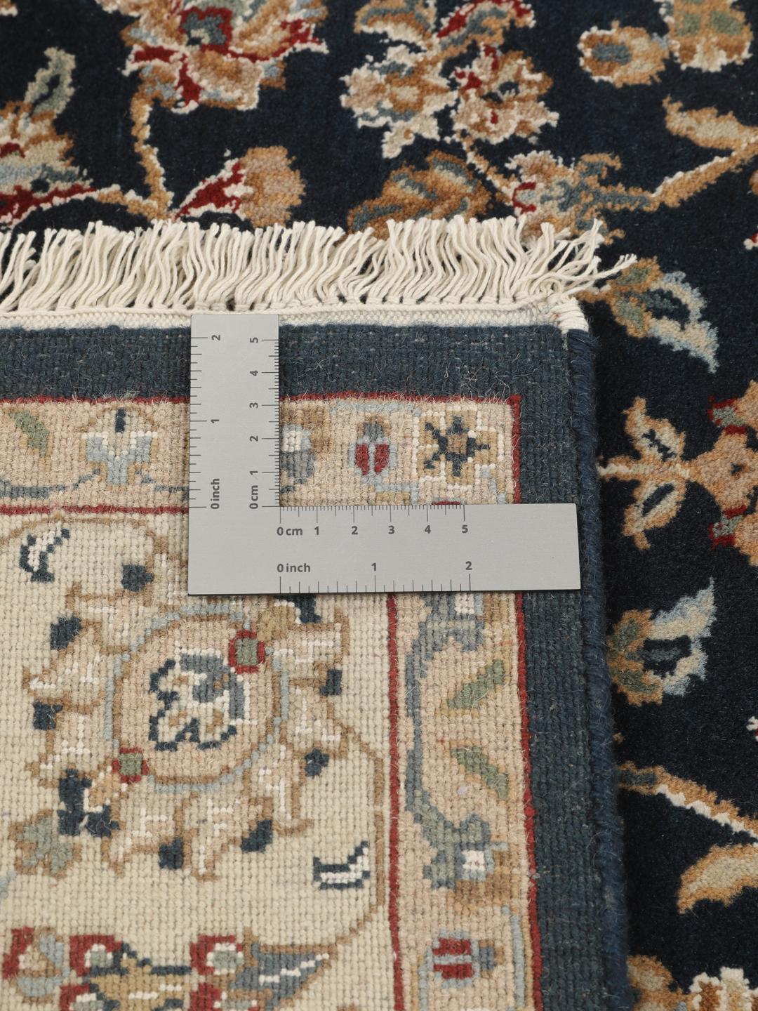 Tapis Nain Indo noué à la main provenant d'Inde avec un médaillon floral bleu central