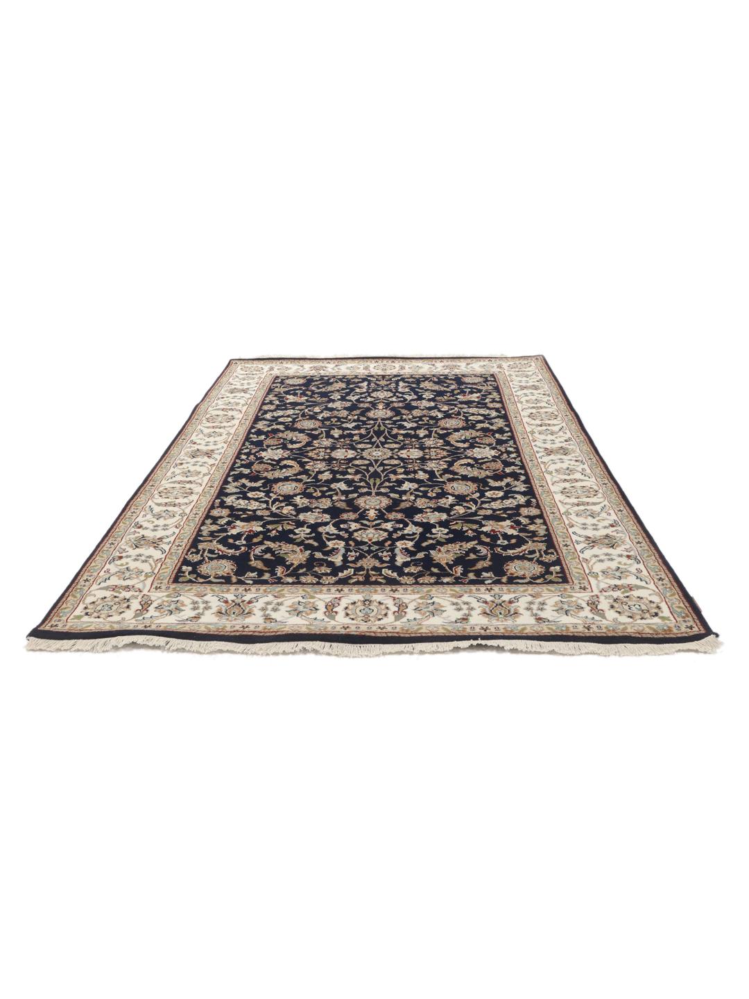Handgeknoopt Nain Indo tapijt uit India met een bloemenpatroon in blauwe en beige tinten.