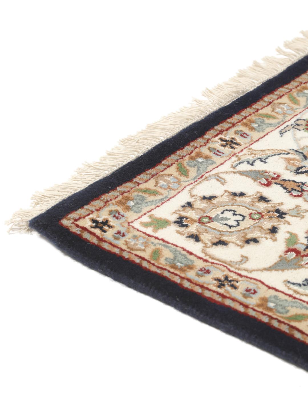 Handgeknoopt Nain Indo tapijt uit India met een bloemenpatroon in blauwe en beige tinten.