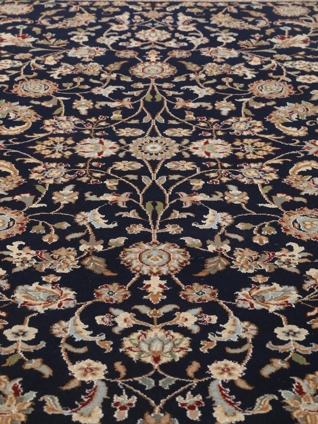 Handgeknoopt Nain Indo tapijt uit India met een bloemenpatroon in blauwe en beige tinten.