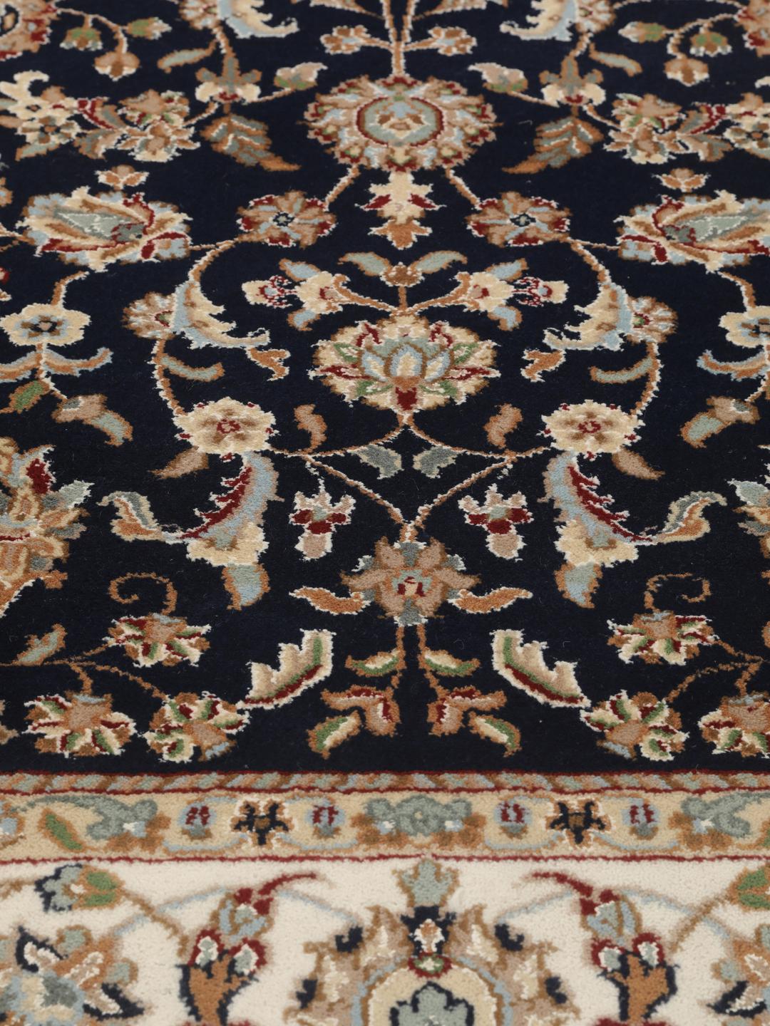 Handgeknoopt Nain Indo tapijt uit India met een bloemenpatroon in blauwe en beige tinten.