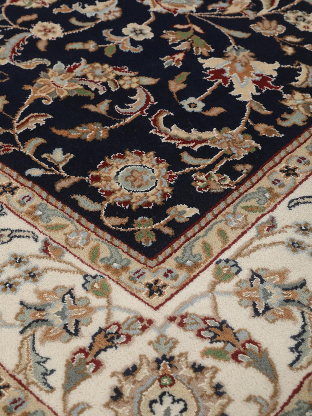 Handgeknoopt Nain Indo tapijt uit India met een bloemenpatroon in blauwe en beige tinten.