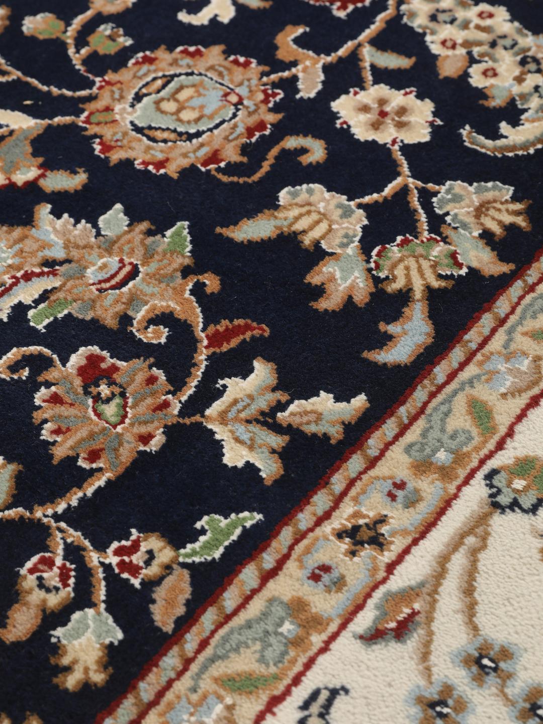 Handgeknoopt Nain Indo tapijt uit India met een bloemenpatroon in blauwe en beige tinten.