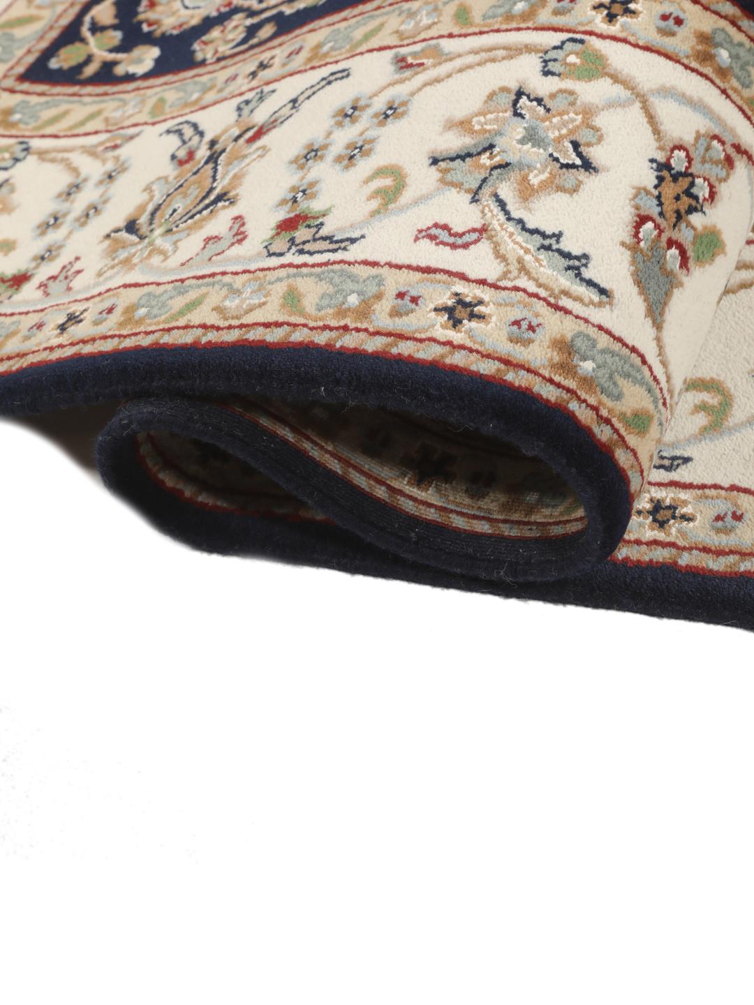 Handgeknoopt Nain Indo tapijt uit India met een bloemenpatroon in blauwe en beige tinten.