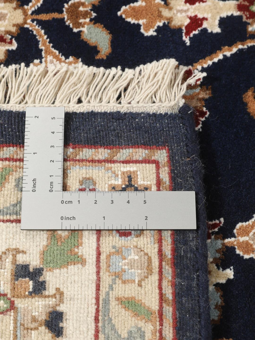 Handgeknoopt Nain Indo tapijt uit India met een bloemenpatroon in blauwe en beige tinten.