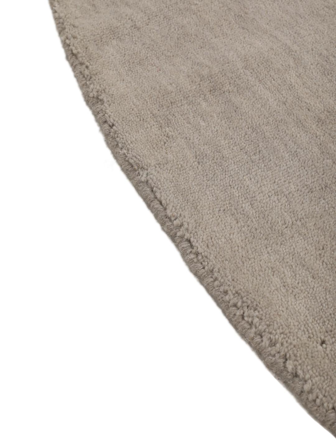 Rond beige tapijt met een minimalistische textuur