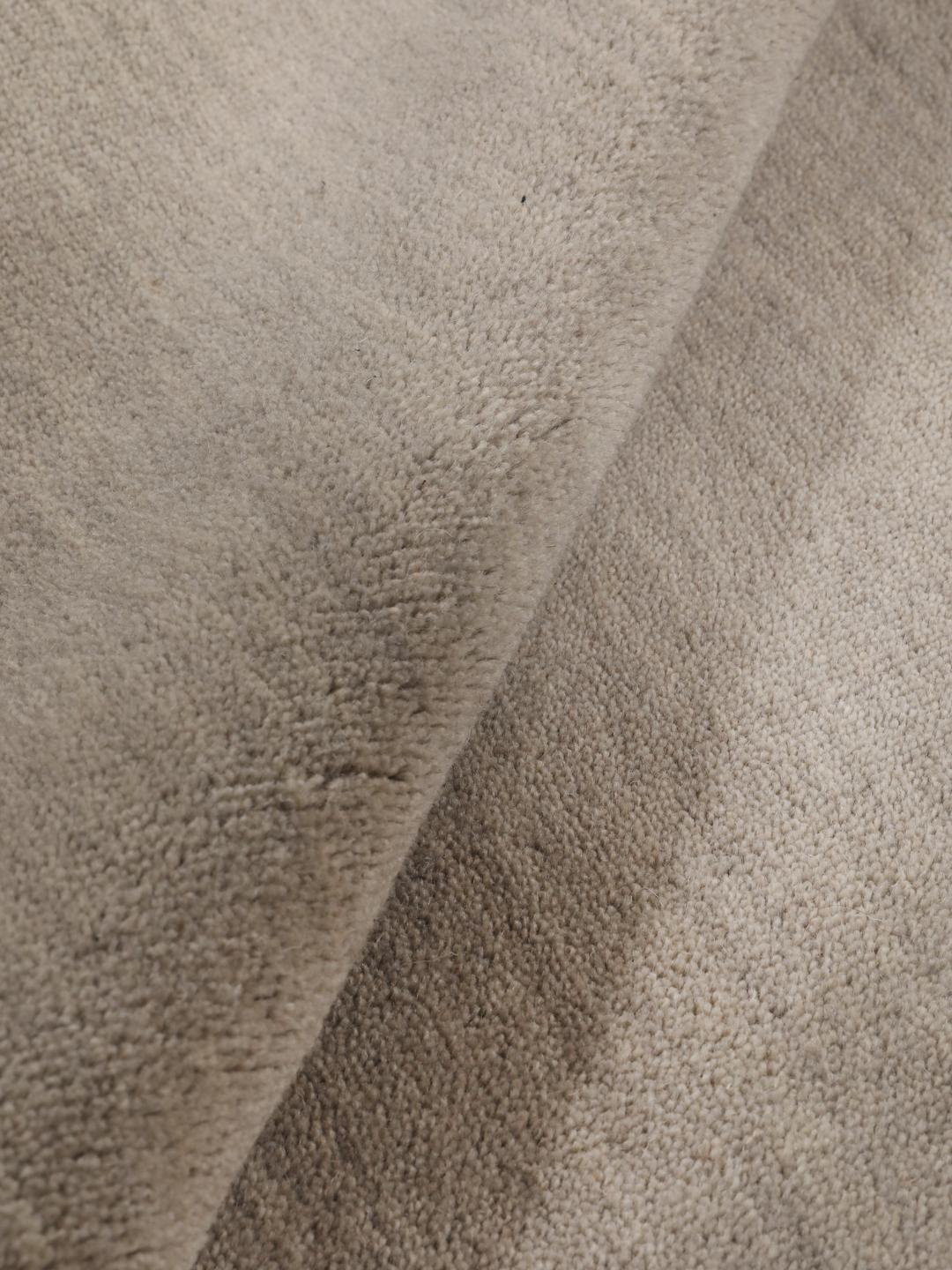 Rond beige tapijt met een minimalistische textuur