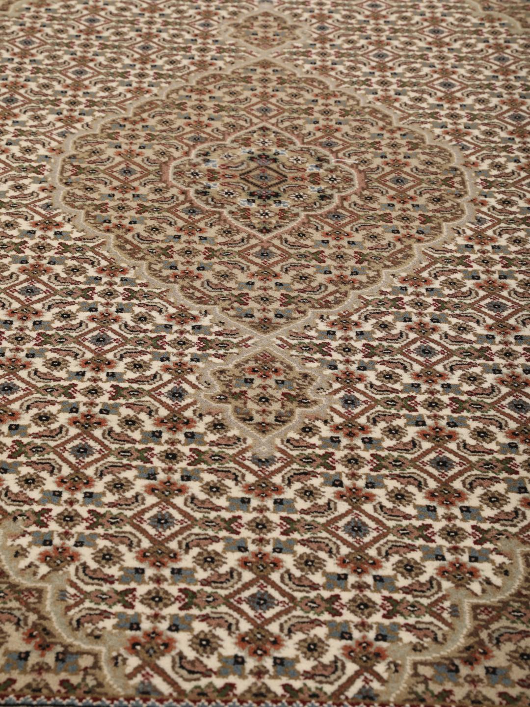 Drobno tkany dywan Tabriz z Indii z ozdobnym medalionem w odcieniach beżu i ziemi.