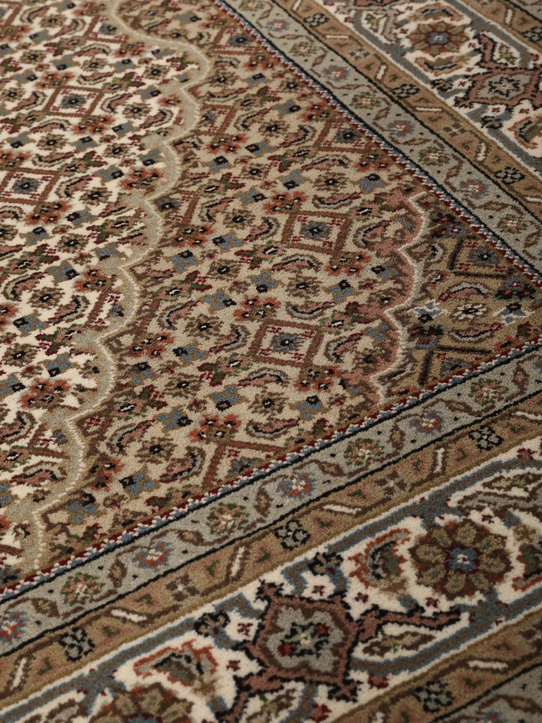 Drobno tkany dywan Tabriz z Indii z ozdobnym medalionem w odcieniach beżu i ziemi.