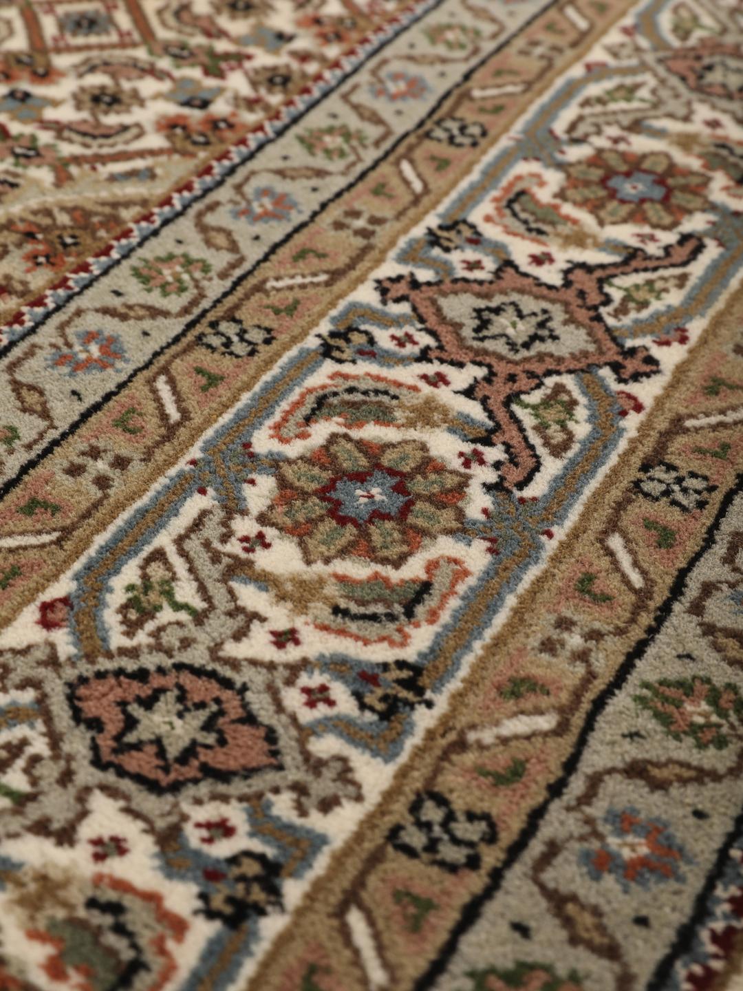 Drobno tkany dywan Tabriz z Indii z ozdobnym medalionem w odcieniach beżu i ziemi.