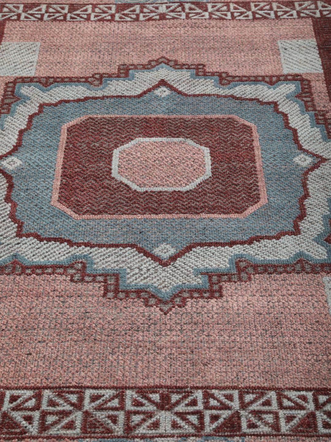 Modern handgeknoopt tapijt uit India met geometrische patronen in multicolor Wool.