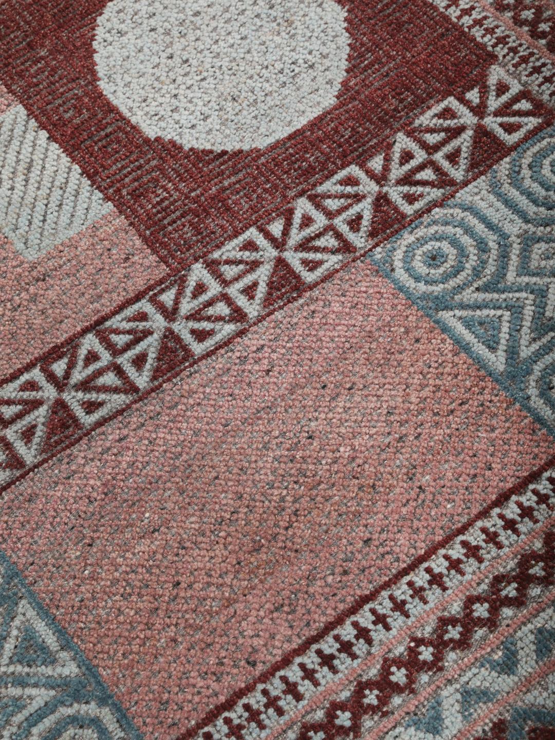 Modern handgeknoopt tapijt uit India met geometrische patronen in multicolor Wool.