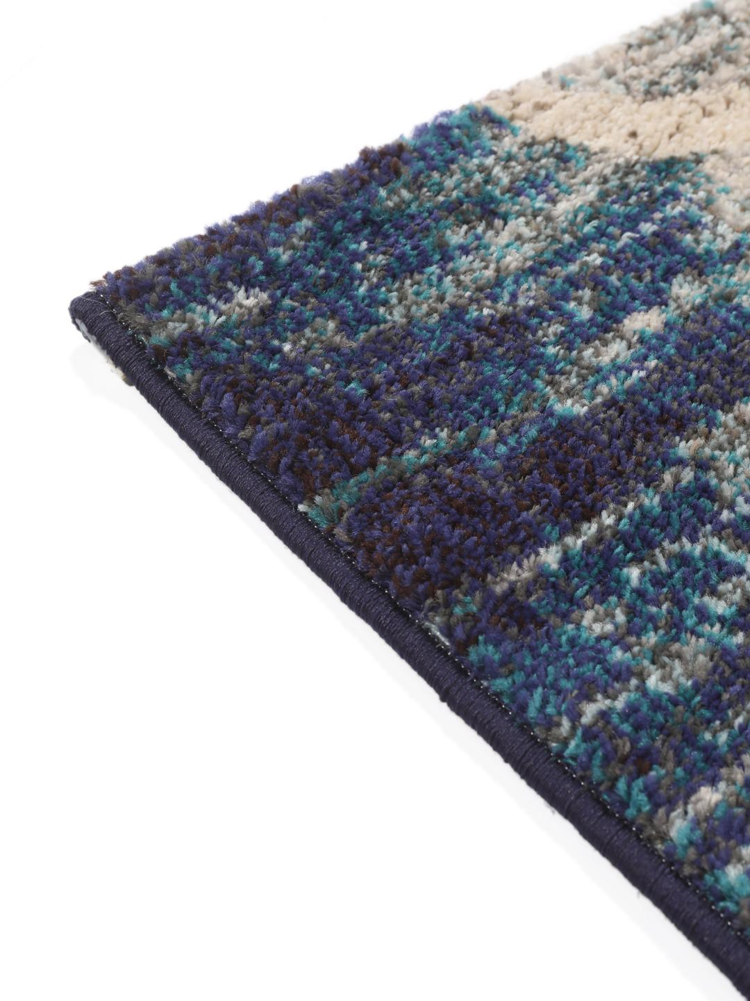Blauw tapijt met abstracte witte lijnpatronen
