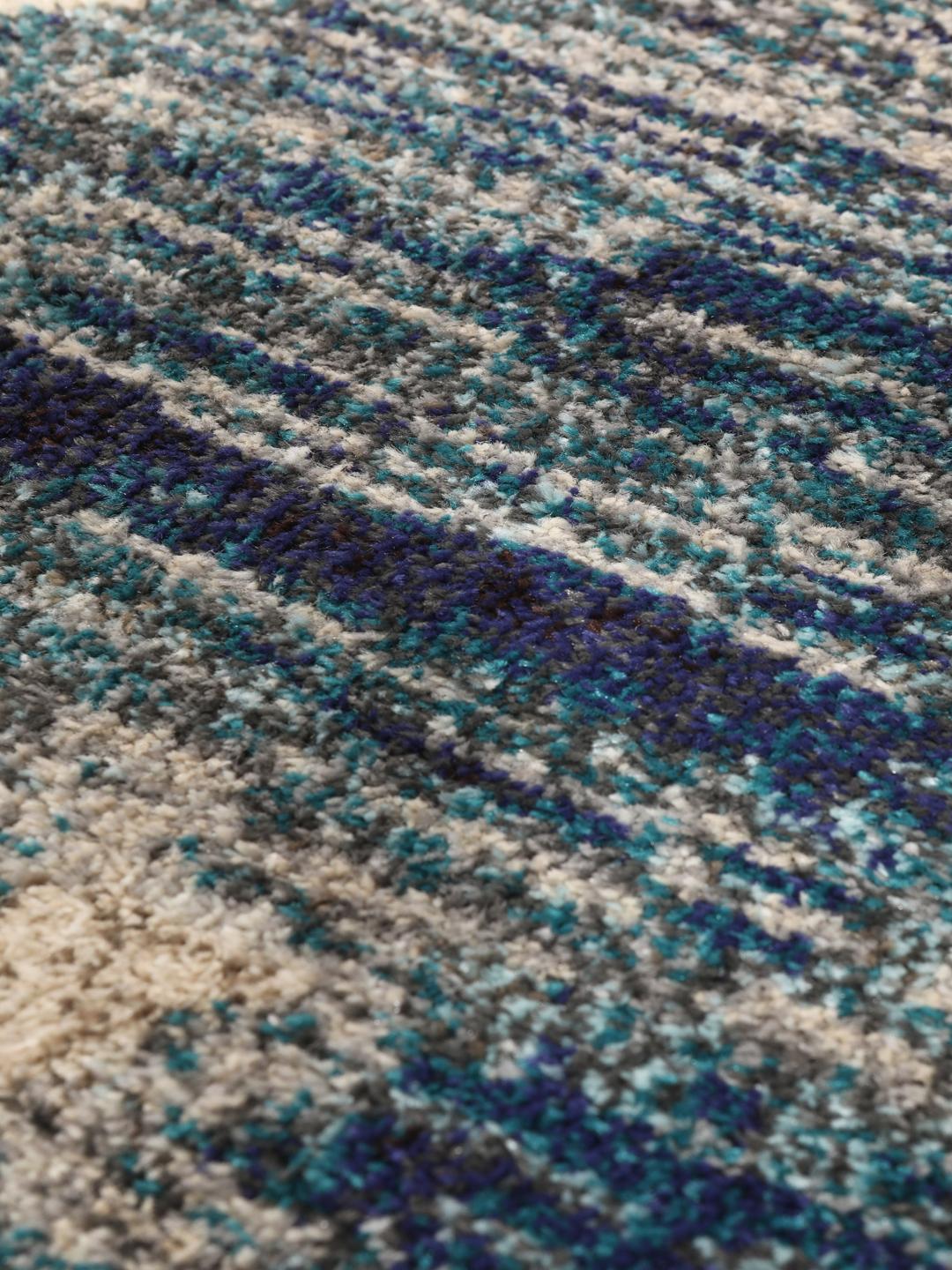 Blauw tapijt met abstracte witte lijnpatronen